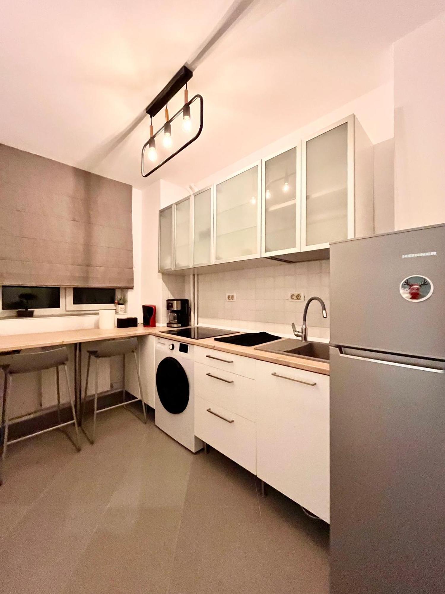 Cozy Apartment With Balcony Bucharest Exterior photo